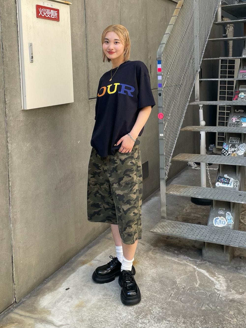 ブルー系のTシャツ/カットソー、グリーン系のチノパンツ、ブラック系のベルトを着用したレディースの夏コーディネートの2枚目の写真