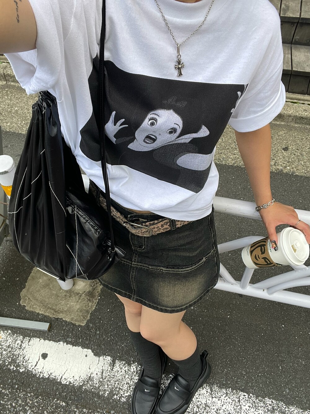 ホワイト系のTシャツ/カットソー、ブラウン系のベルト、ブラック系のサングラスを着用したレディースの夏コーディネートの3枚目の写真