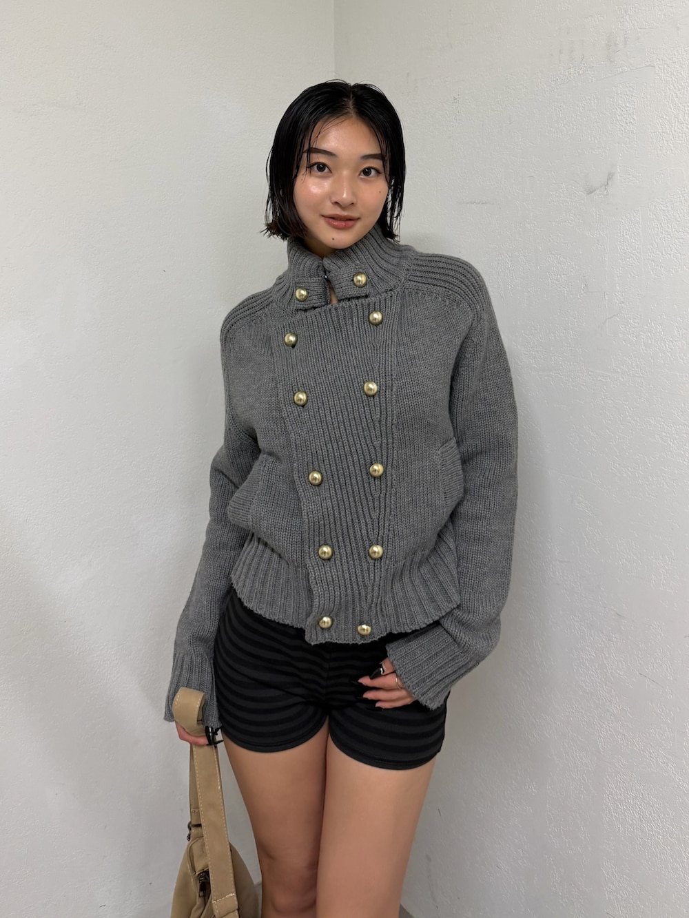 ブラック系のその他パンツ、ベージュ系のショルダーバッグ、グレー系のニット/セーターを着用したレディースの夏コーディネートの3枚目の写真