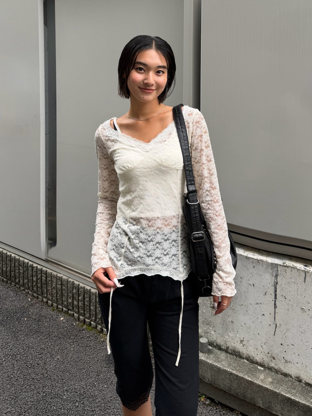 ホワイト系のTシャツ/カットソー、ブラック系のその他パンツ、ブラック系のパンプスを着用したレディースの夏コーディネートの2枚目の写真