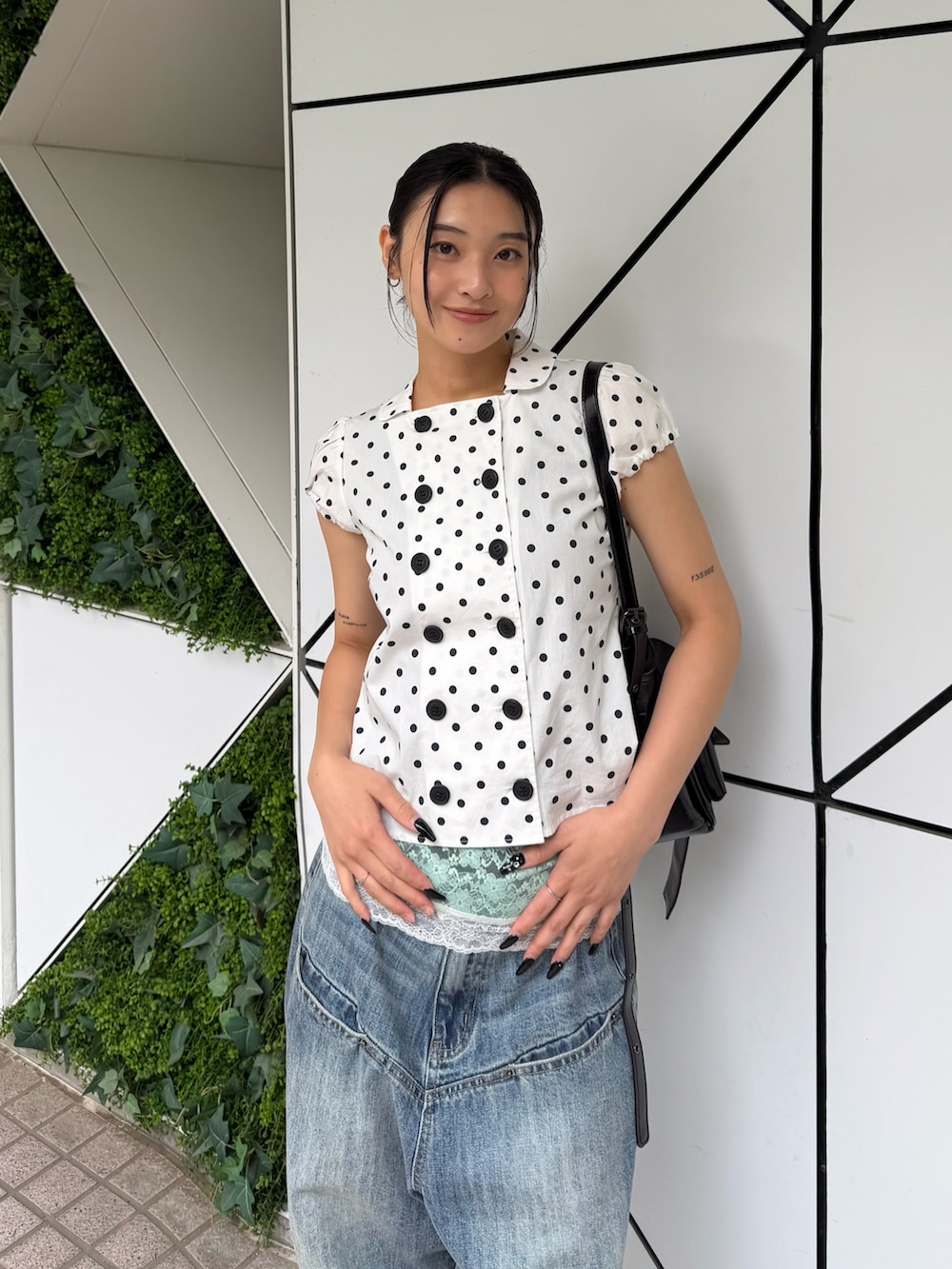 ホワイト系のシャツ/ブラウス、ブルー系のデニムパンツ、ブラック系のショルダーバッグを着用したレディースの夏コーディネートの3枚目の写真