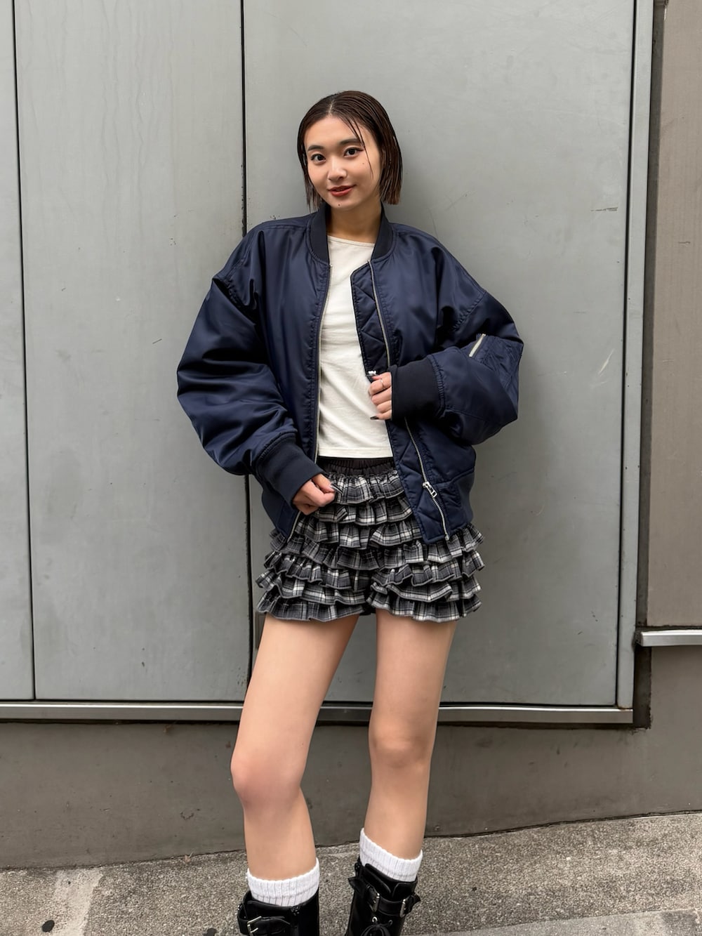 ブルー系のMA-1、ブラック系のその他パンツを着用したレディースの秋コーディネートの2枚目の写真