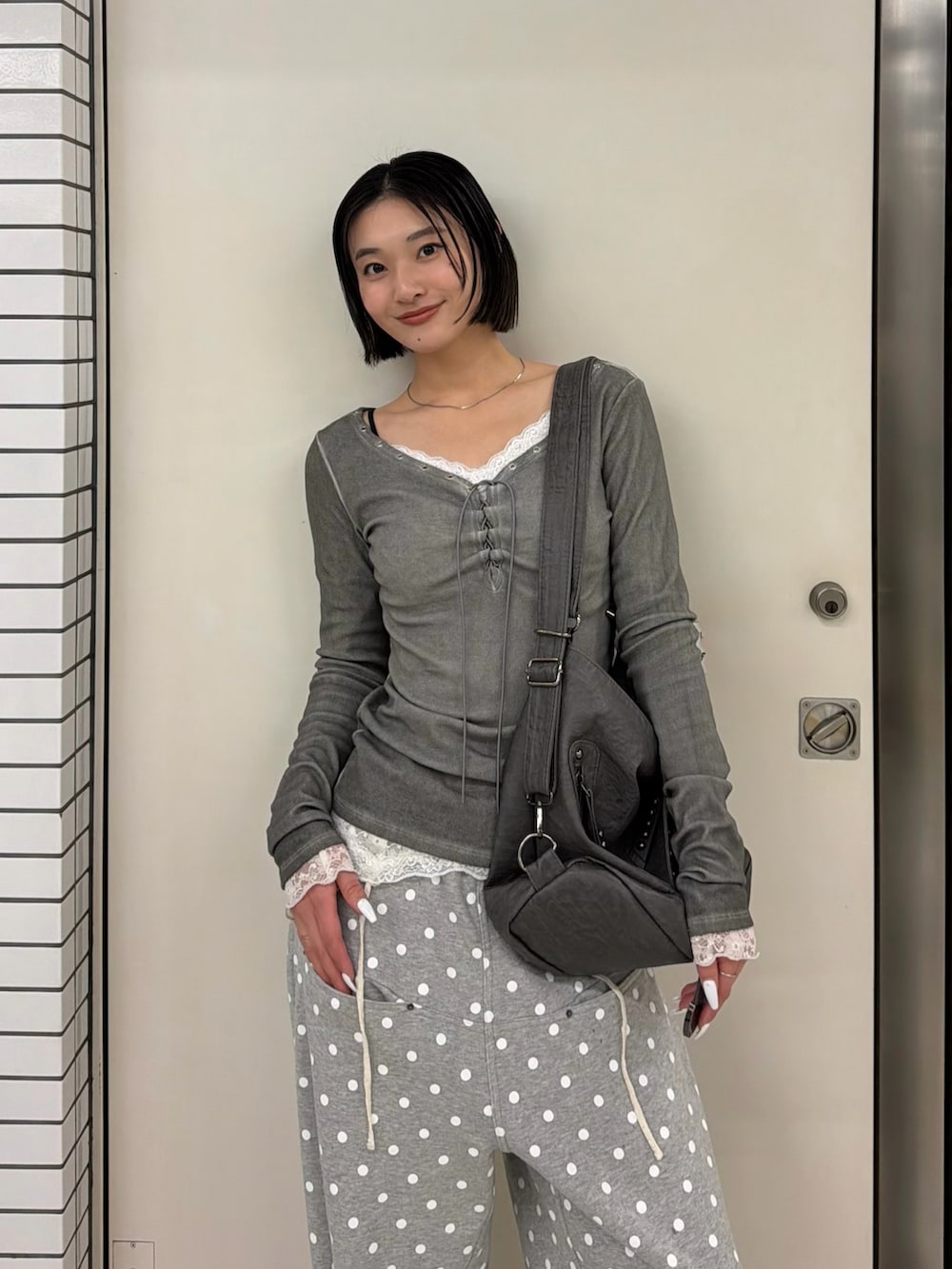 グレー系のTシャツ/カットソー、グレー系のスウェットパンツ、ホワイト系のTシャツ/カットソーを着用したレディースの春コーディネートの2枚目の写真