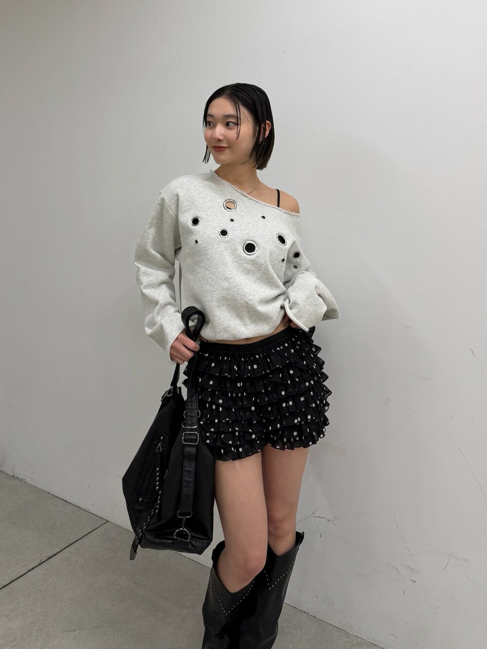 グレー系のスウェット、ブラック系のその他パンツ、ブラック系のショルダーバッグを着用したレディースの冬コーディネートの2枚目の写真