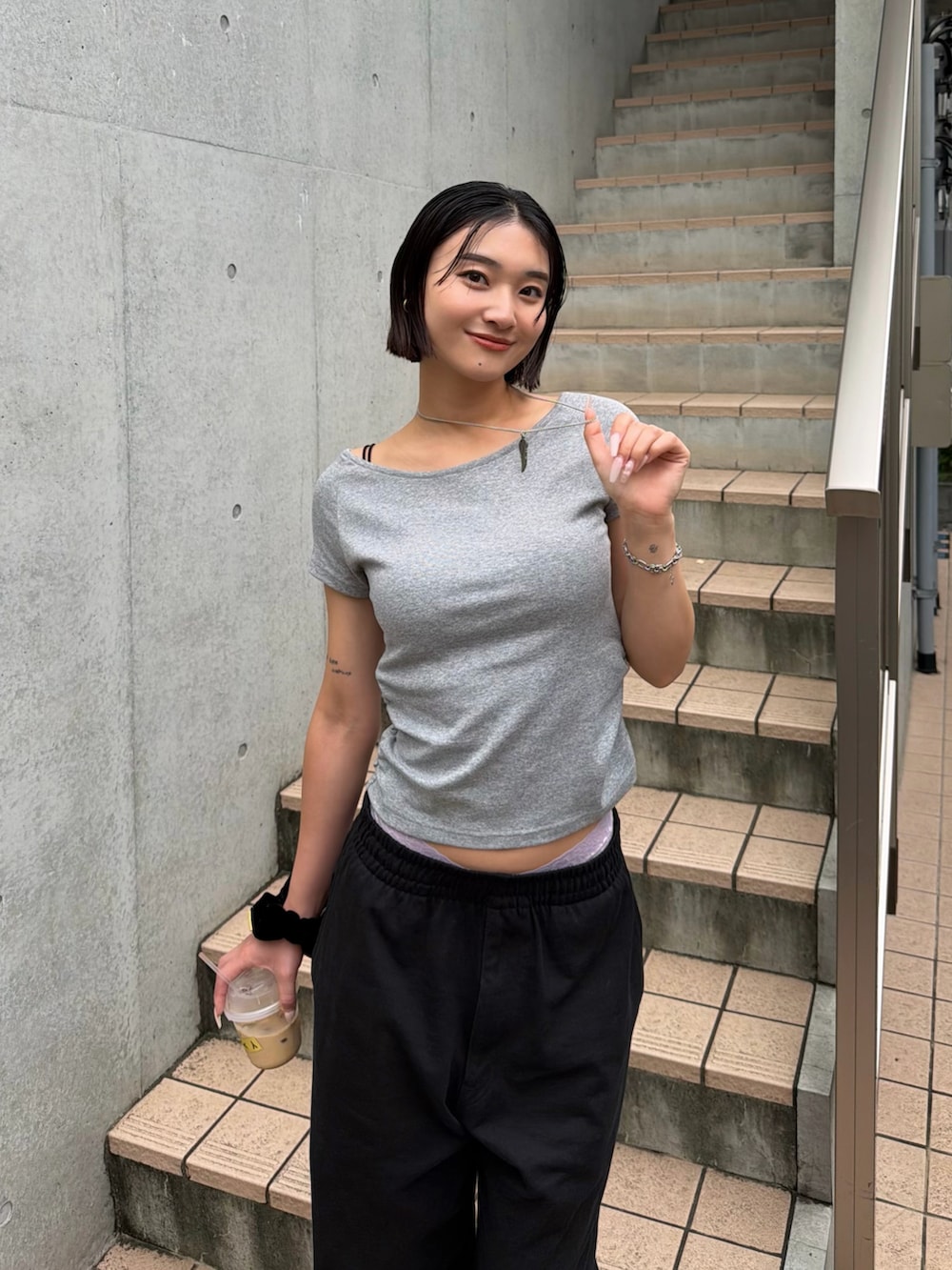 グレー系のTシャツ/カットソー、シルバー系のネックレスを着用したレディースの夏コーディネートの2枚目の写真