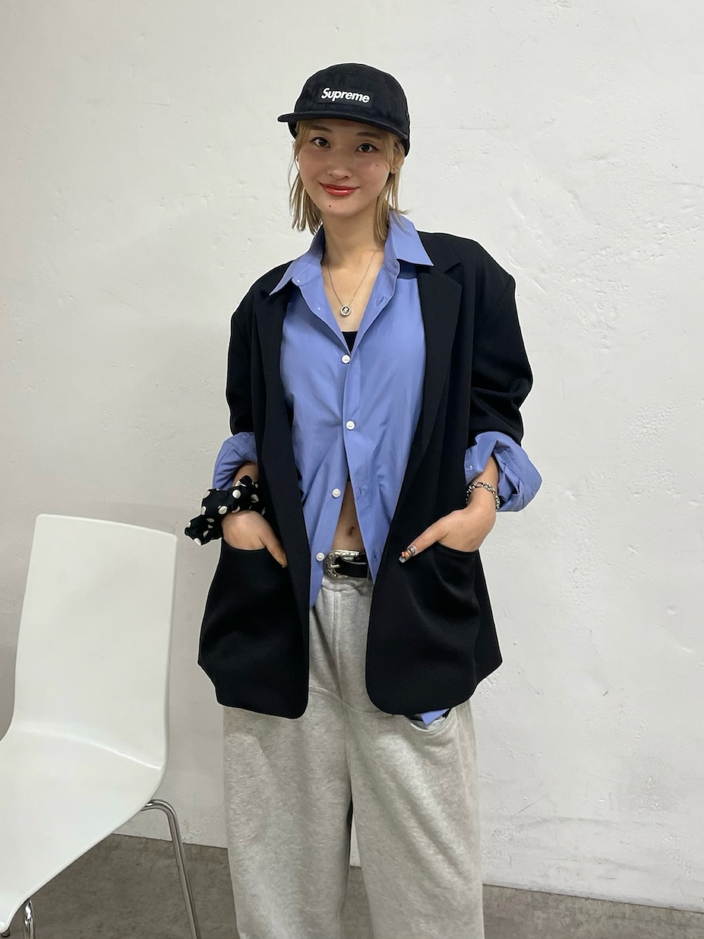 ブルー系のシャツ/ブラウス、ブラック系のテーラードジャケット、グレー系のスウェットパンツを着用したレディースの夏コーディネートの3枚目の写真