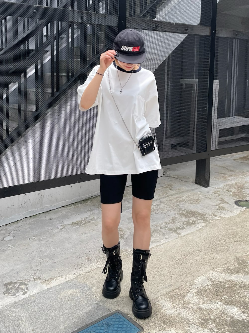 ホワイト系のTシャツ/カットソー、ブラック系のハンドバッグ、シルバー系のネックレスを着用したレディースの夏コーディネートの3枚目の写真