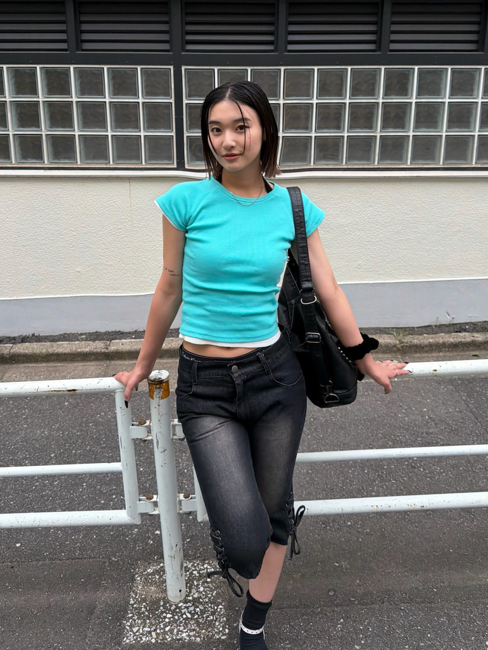 ブルー系のTシャツ/カットソー、ホワイト系のTシャツ/カットソー、ブラック系のショルダーバッグを着用したレディースの夏コーディネートの3枚目の写真