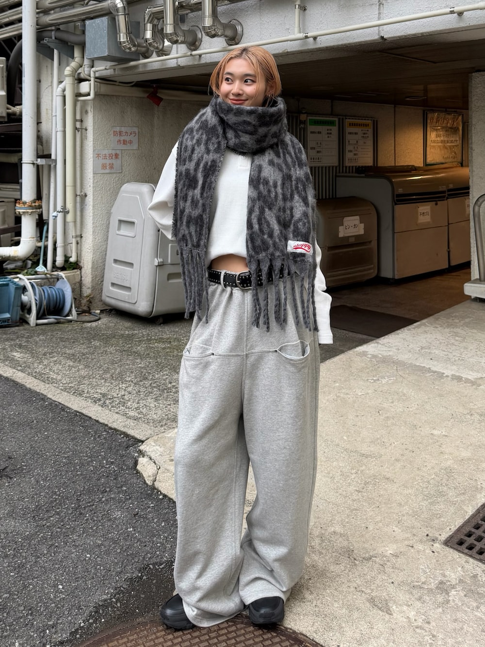 ホワイト系のTシャツ/カットソー、グレー系のスウェットパンツ、グレー系のマフラーを着用したレディースの秋コーディネートの2枚目の写真