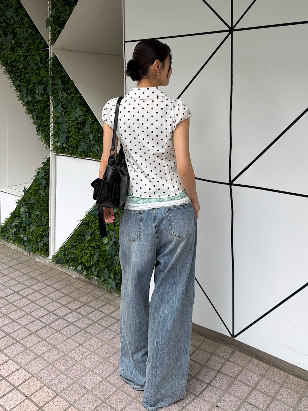 ホワイト系のシャツ/ブラウス、ブルー系のデニムパンツ、ブラック系のショルダーバッグを着用したレディースの夏コーディネートの2枚目の写真