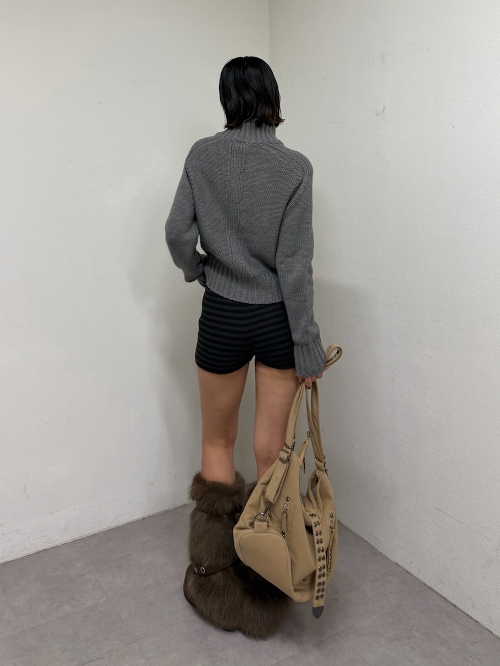 ブラック系のその他パンツ、ベージュ系のショルダーバッグ、グレー系のニット/セーターを着用したレディースの夏コーディネートの2枚目の写真