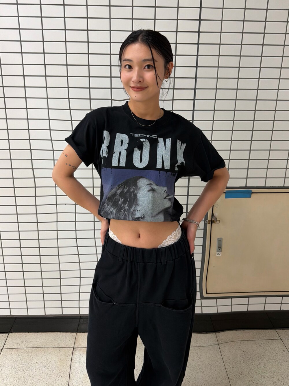 ブラック系のTシャツ/カットソー、ブラック系のスウェットパンツを着用したレディースの夏コーディネートの3枚目の写真