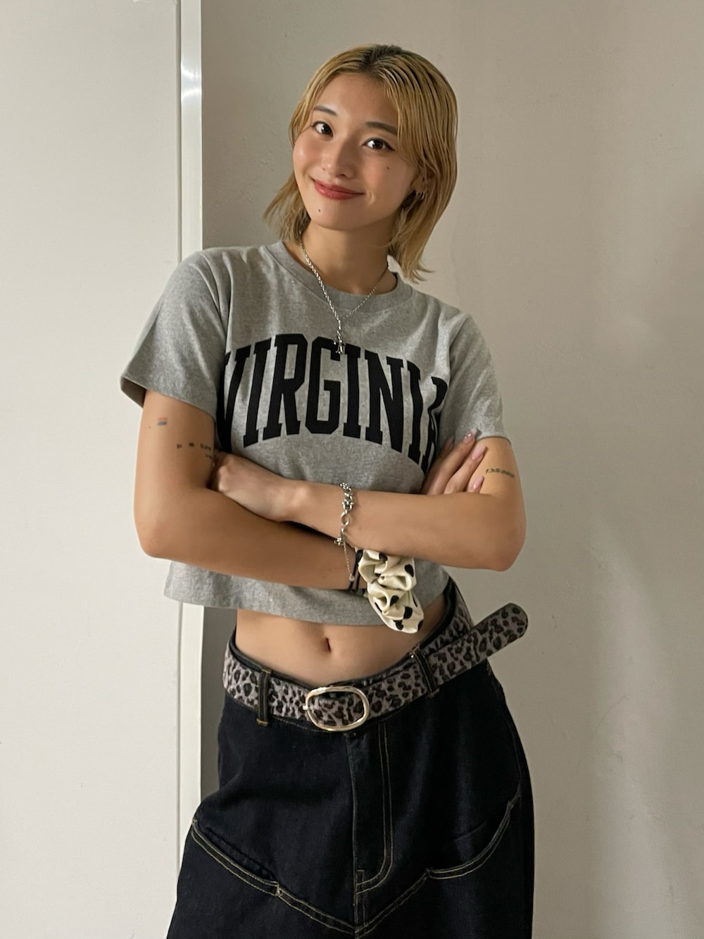 グレー系のTシャツ/カットソー、ブルー系のデニムパンツ、イエロー系のパンプスを着用したレディースの夏コーディネートの2枚目の写真