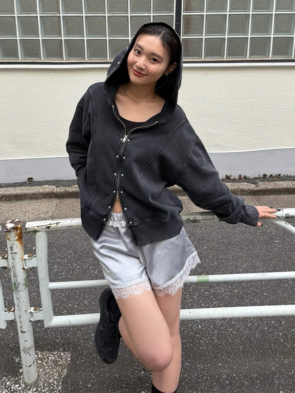 ブラック系のパーカー、グレー系のその他パンツを着用したレディースの春コーディネートの2枚目の写真