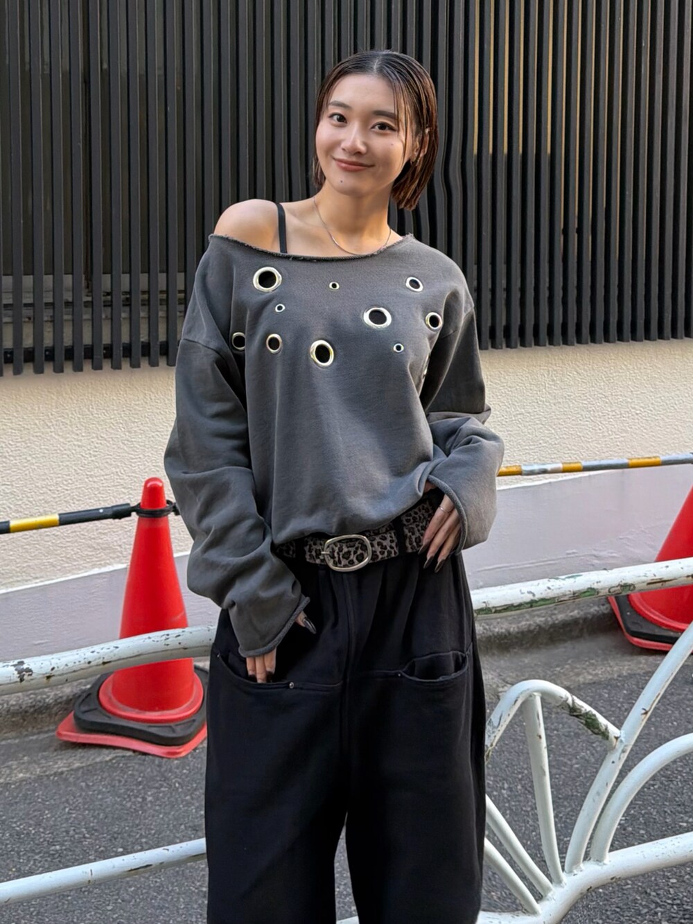 グレー系のスウェット、ブラック系のスウェットパンツ、グレー系のベルトを着用したレディースの冬コーディネートの2枚目の写真