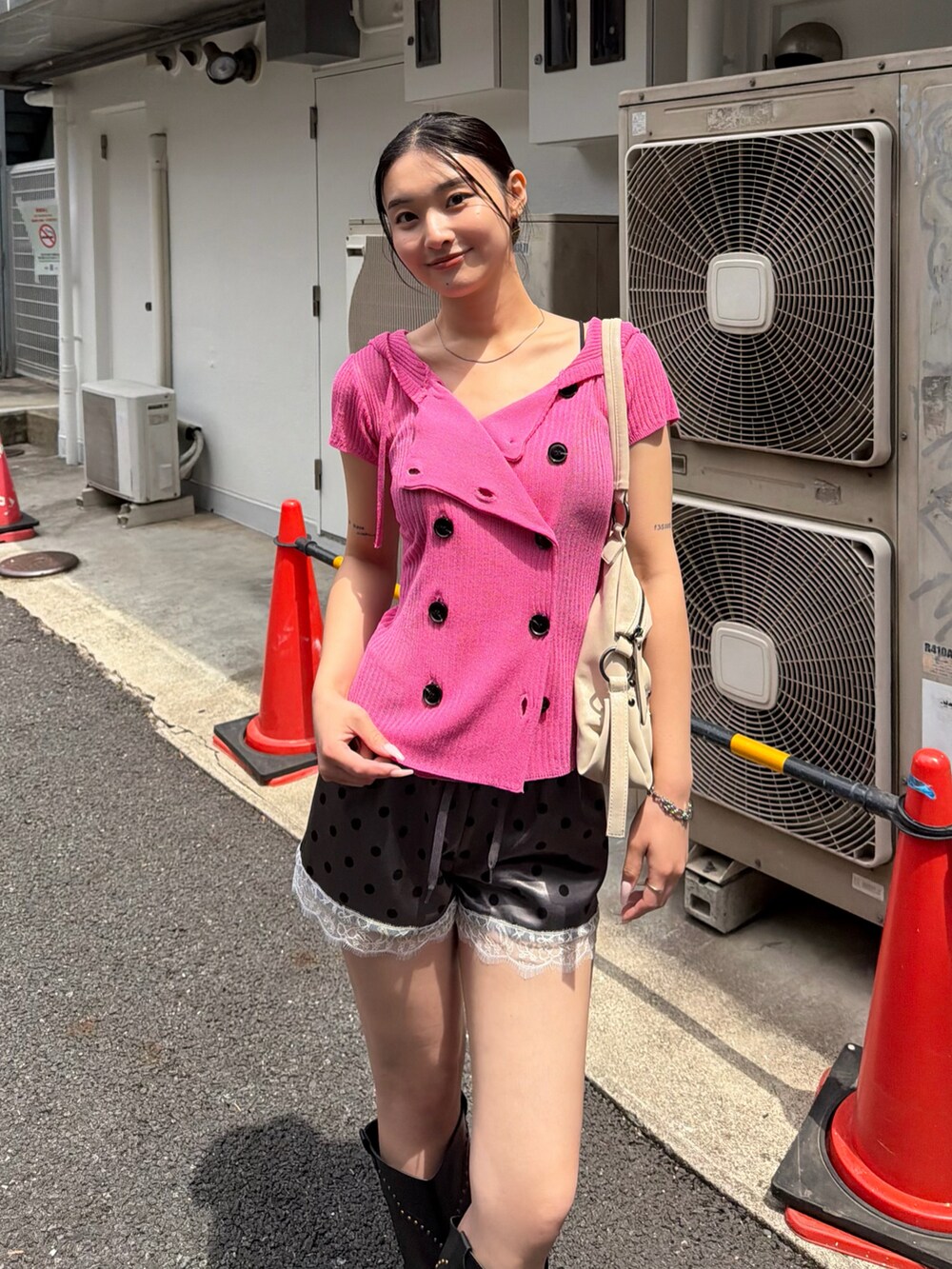 ピンク系のパーカー、グレー系のその他パンツ、ブラック系のブーツを着用したレディースの夏コーディネートの2枚目の写真