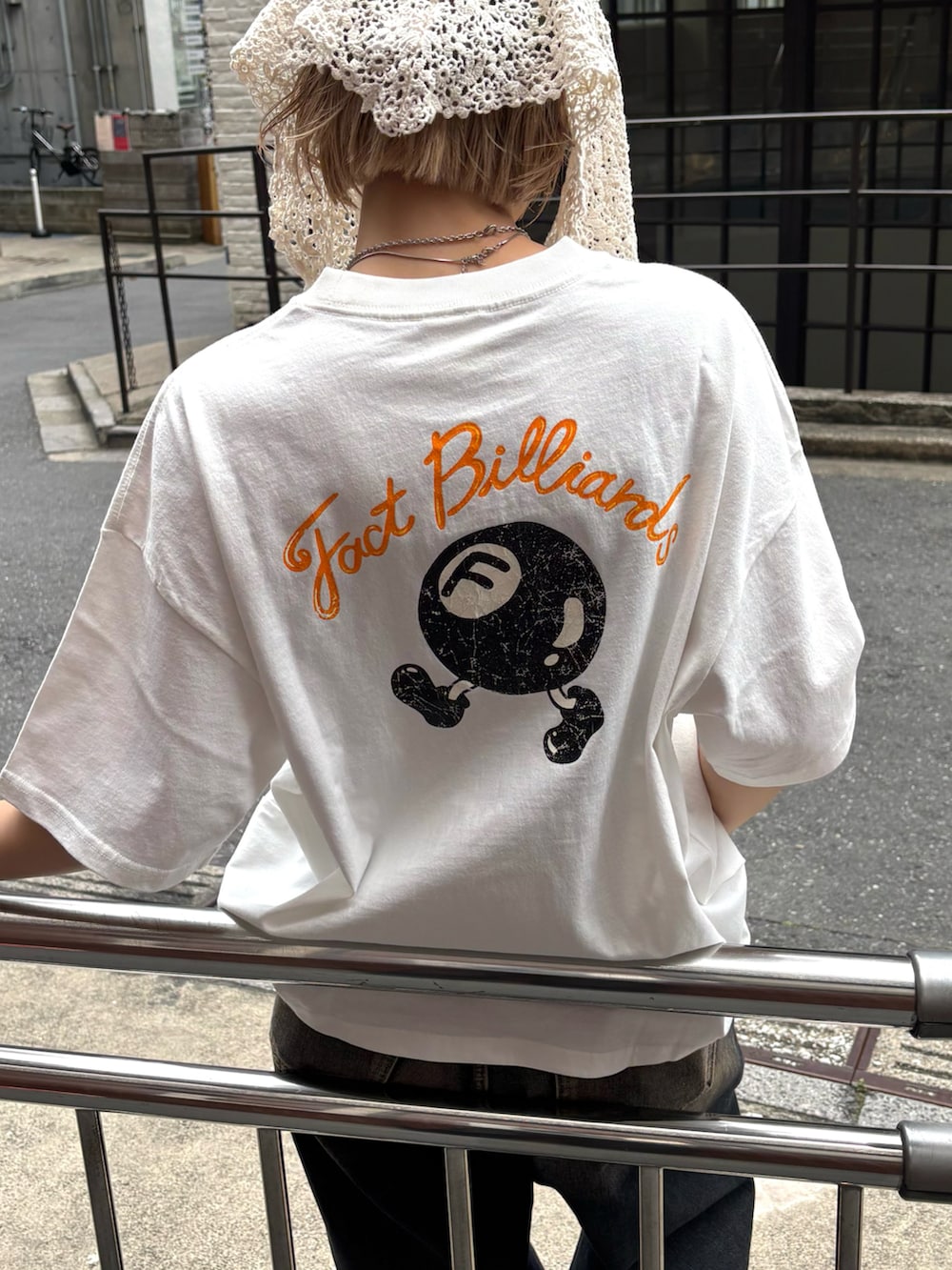 ブルー系のデニムパンツ、イエロー系のパンプス、ホワイト系のTシャツ/カットソーを着用したレディースの春コーディネートの4枚目の写真
