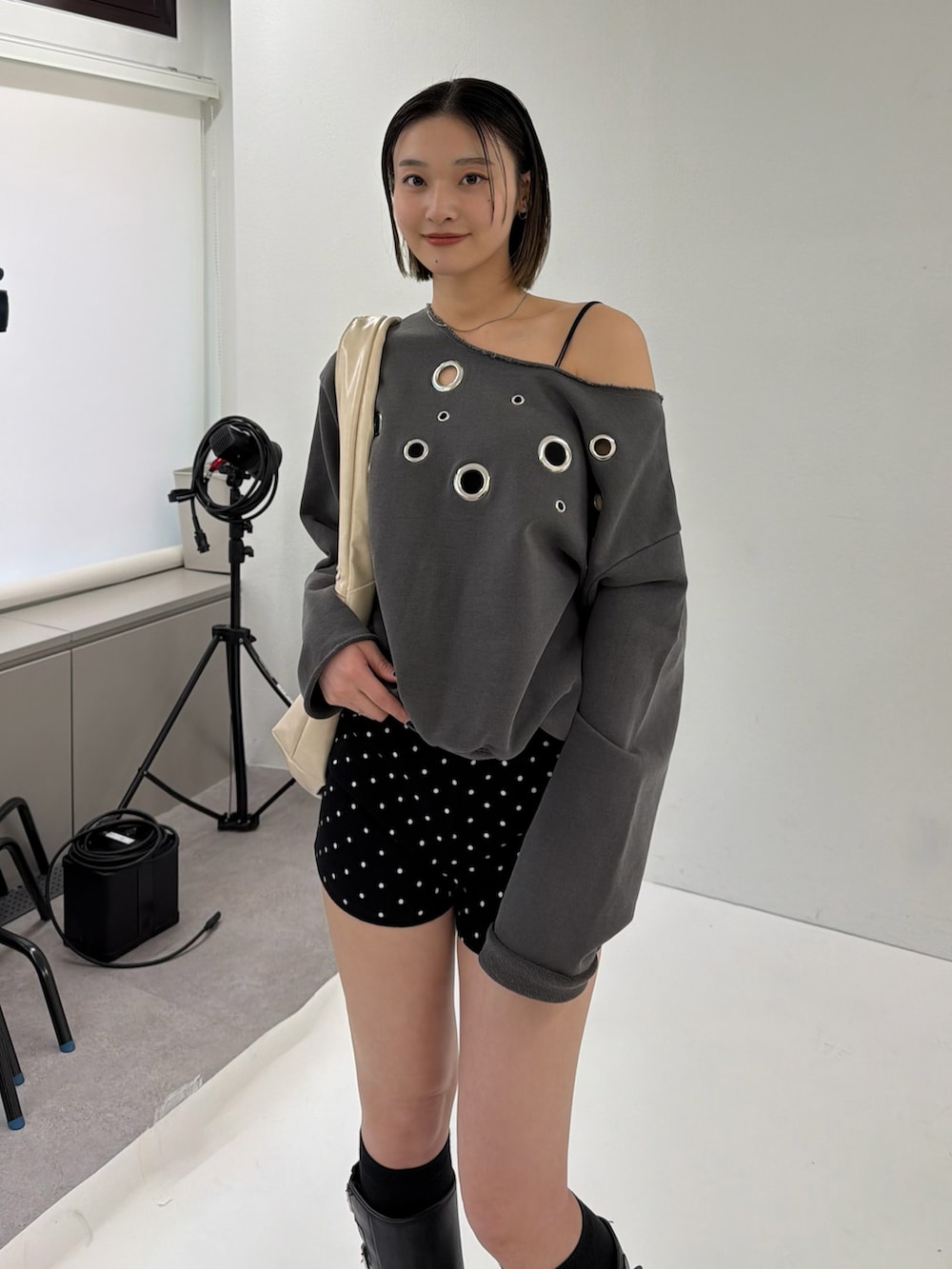 グレー系のスウェット、ブラック系のその他パンツ、ブラック系のブーツを着用したレディースの春コーディネートの2枚目の写真