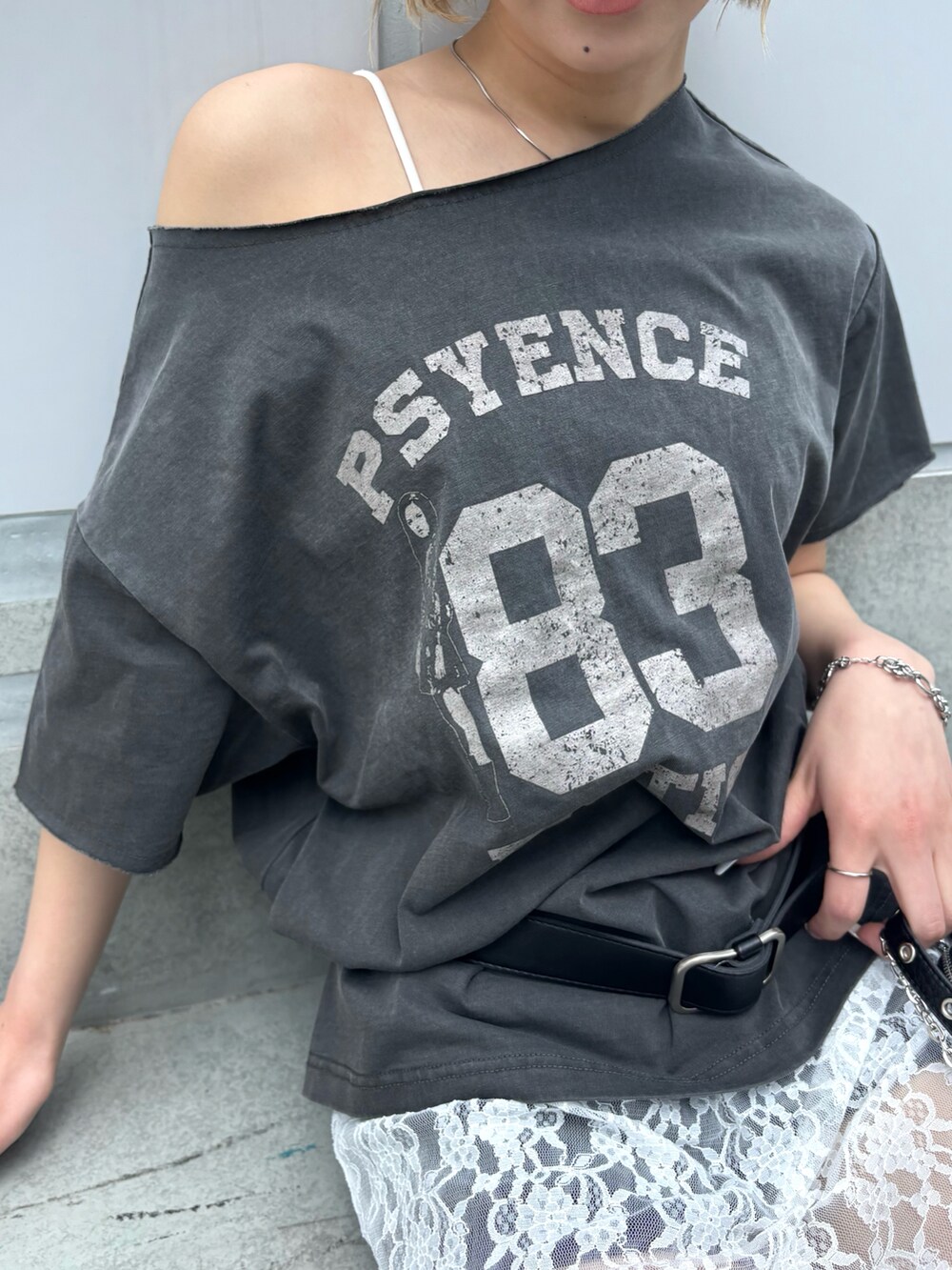 グレー系のTシャツ/カットソー、レッド系のバッグ、ブラック系のその他パンツを着用したレディースの春コーディネートの3枚目の写真