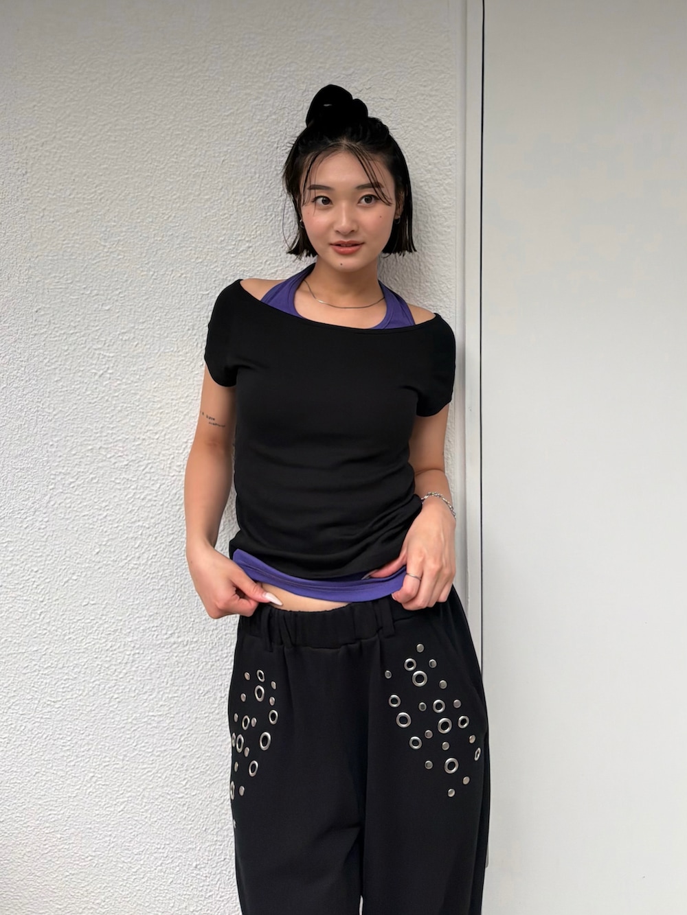 ブラック系のスウェットパンツ、ブラック系のTシャツ/カットソー、パープル系のタンクトップを着用したレディースの夏コーディネートの2枚目の写真
