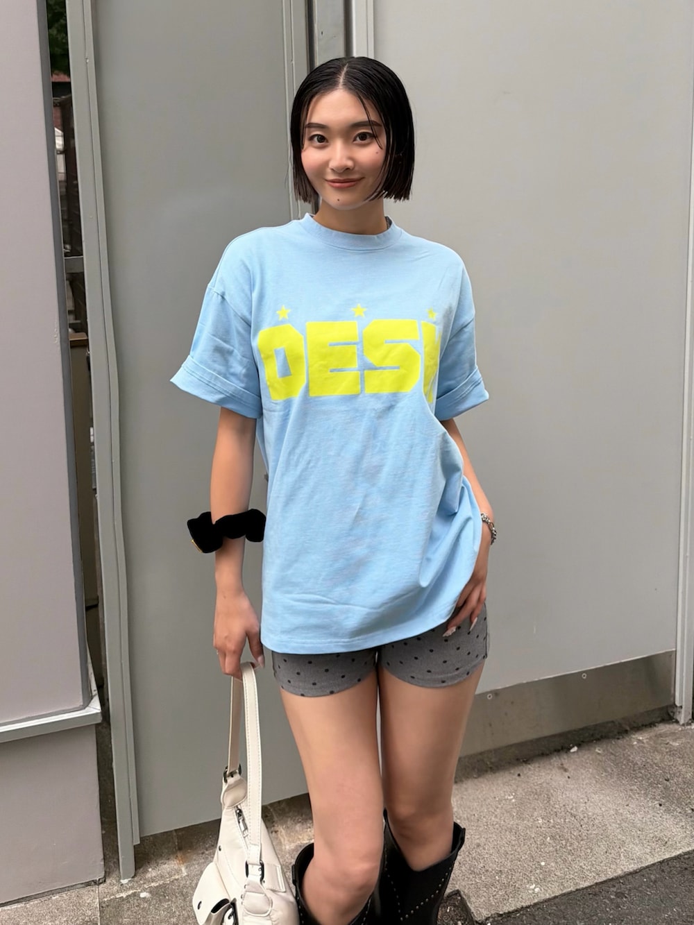 ブラック系のブーツ、グレー系のその他パンツ、ブルー系のTシャツ/カットソーを着用したレディースの夏コーディネートの2枚目の写真