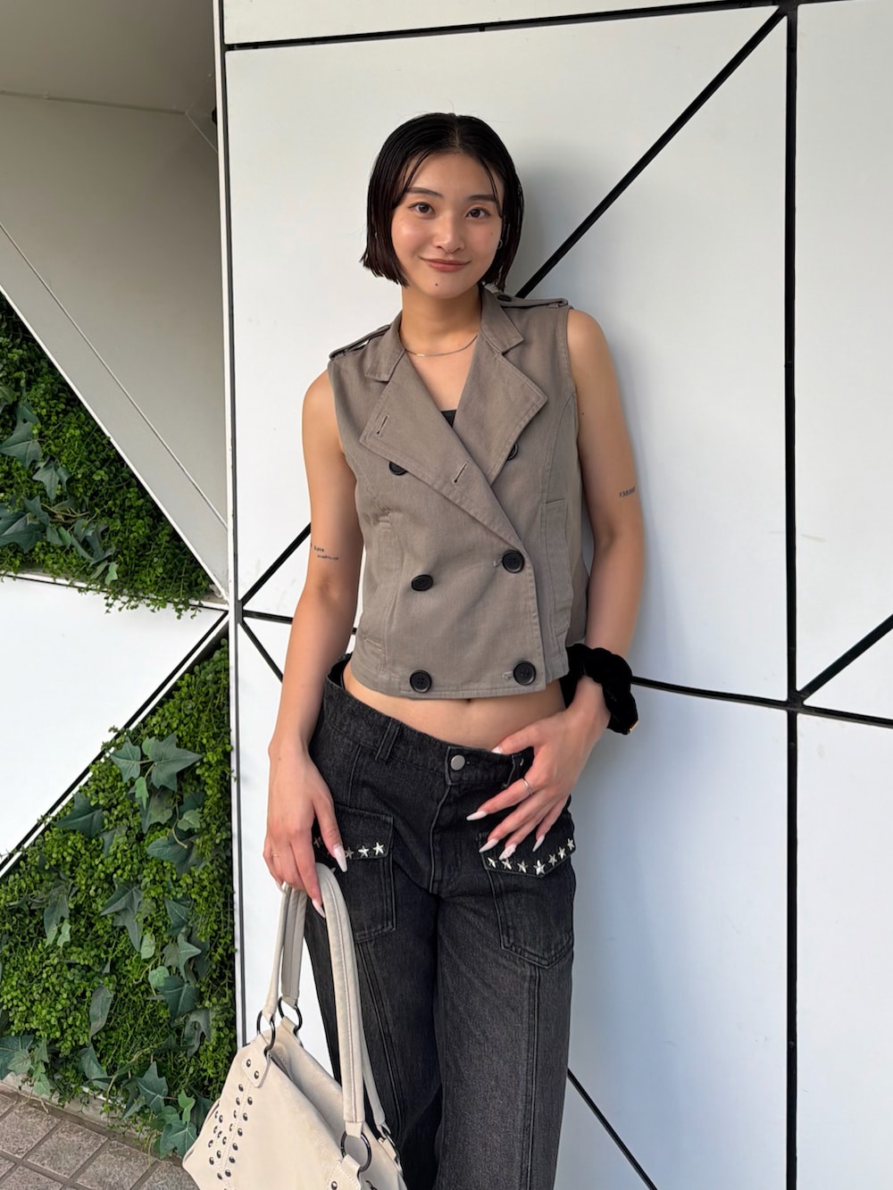 グレー系のその他アウター、ブラック系のデニムパンツ、ホワイト系のショルダーバッグを着用したレディースの夏コーディネートの2枚目の写真