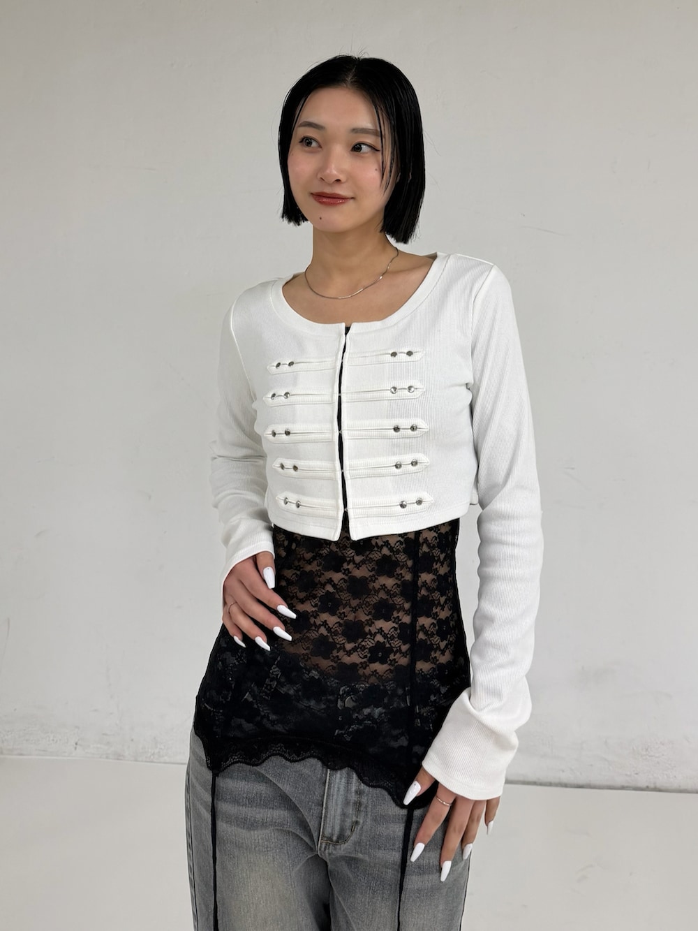 ホワイト系のTシャツ/カットソー、ブラック系のTシャツ/カットソー、グレー系のデニムパンツを着用したレディースの春コーディネートの2枚目の写真