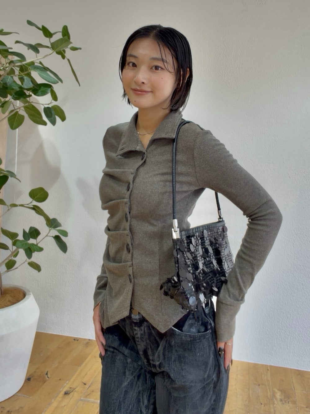 グレー系のTシャツ/カットソー、ブラック系のその他パンツ、ブラック系のショルダーバッグを着用したレディースの秋コーディネートの3枚目の写真