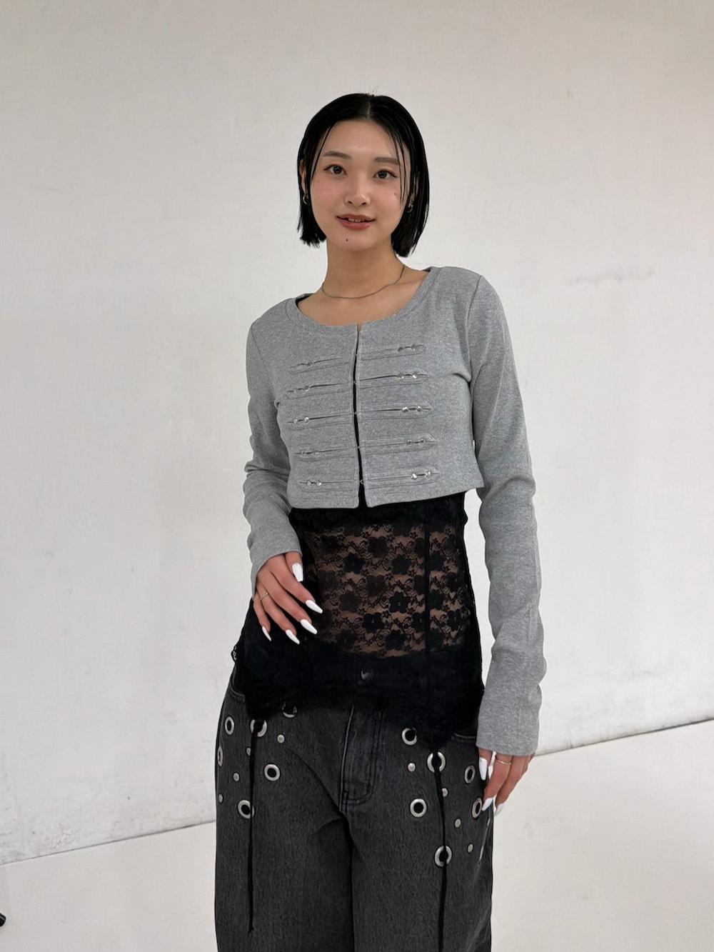 グレー系のTシャツ/カットソー、ブラック系のTシャツ/カットソー、ブラック系のデニムパンツを着用したレディースの春コーディネートの2枚目の写真