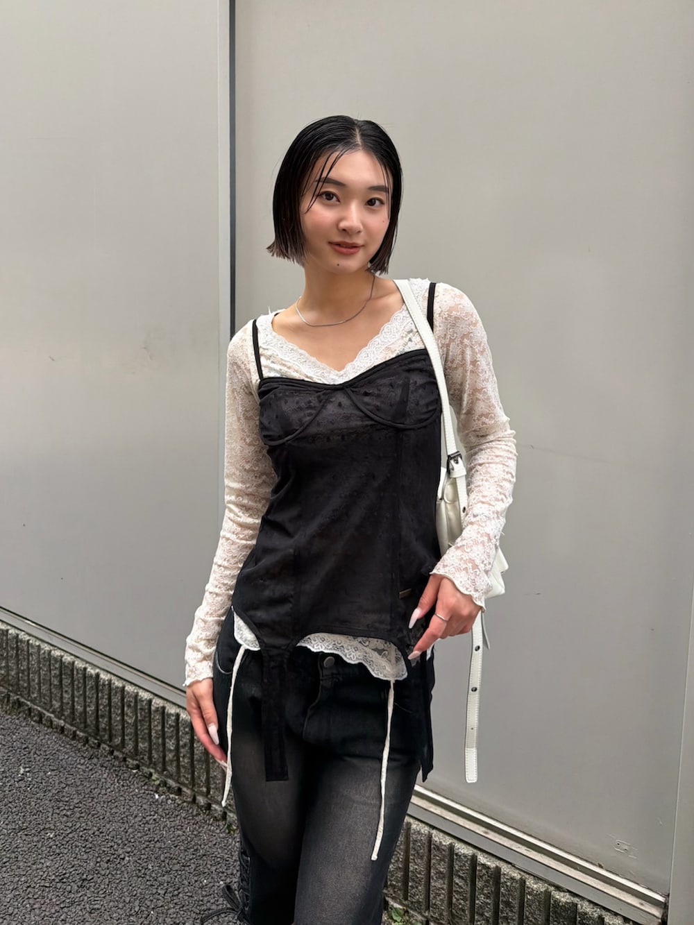 ブラック系のシャツ/ブラウス、ホワイト系のTシャツ/カットソー、ブラック系のブーツを着用したレディースの夏コーディネートの2枚目の写真