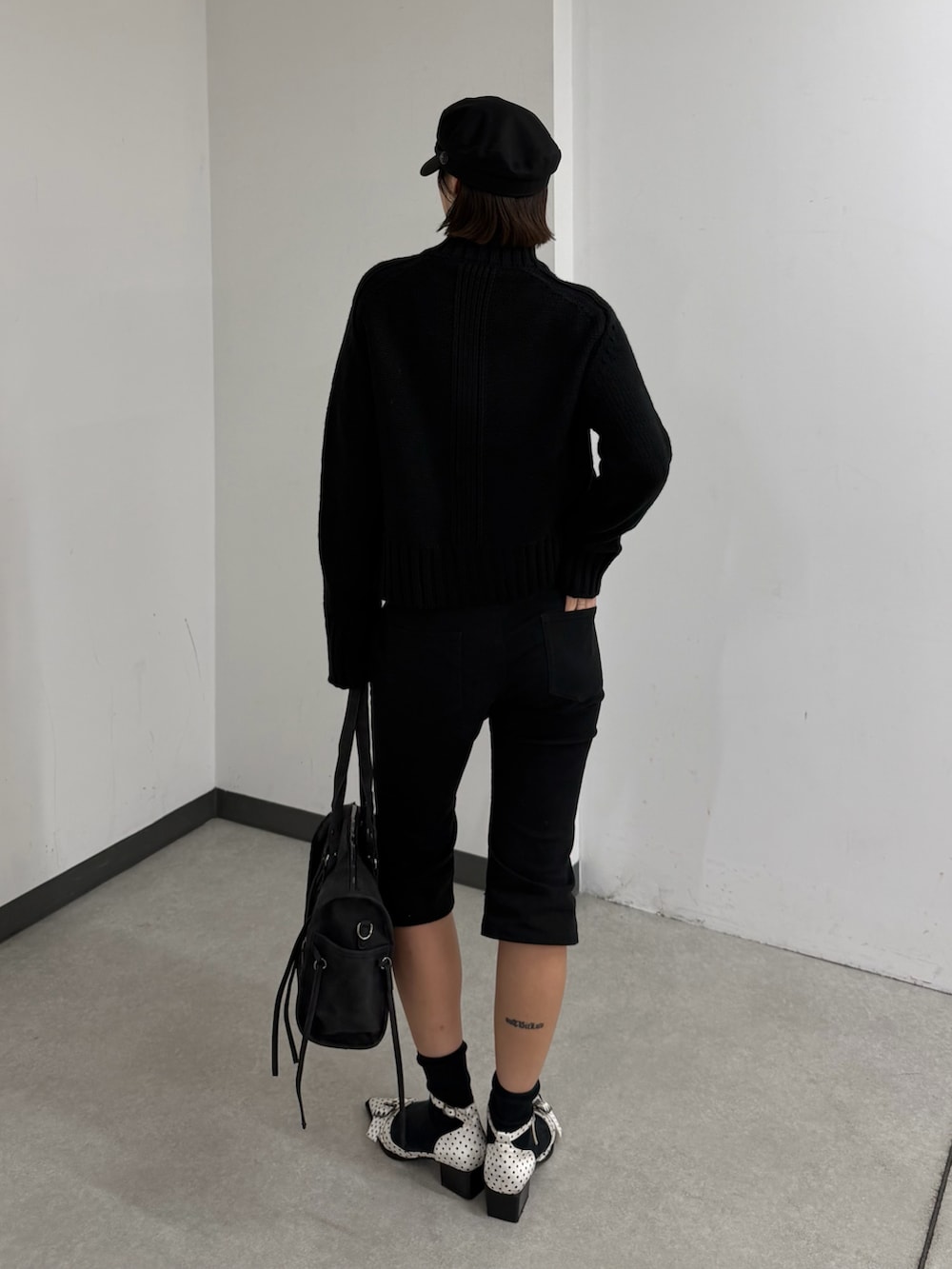 ホワイト系のパンプス、ブラック系のその他パンツ、ブラック系のボストンバッグを着用したレディースの夏コーディネートの2枚目の写真