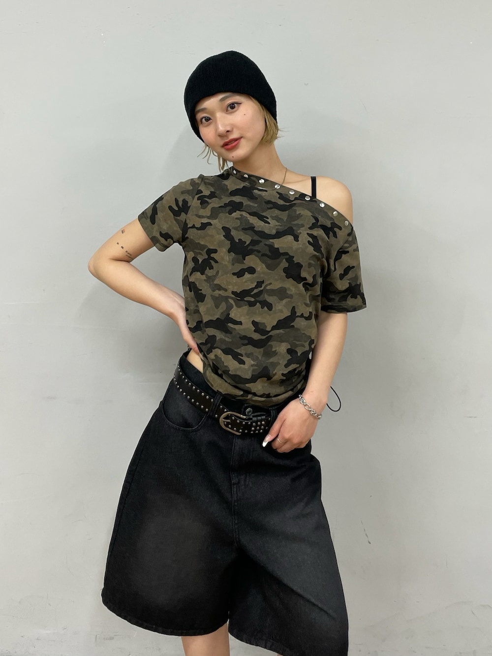 グリーン系のTシャツ/カットソー、ブラック系のニットキャップ/ビーニー、ブラック系のベルトを着用したレディースの春コーディネートの2枚目の写真