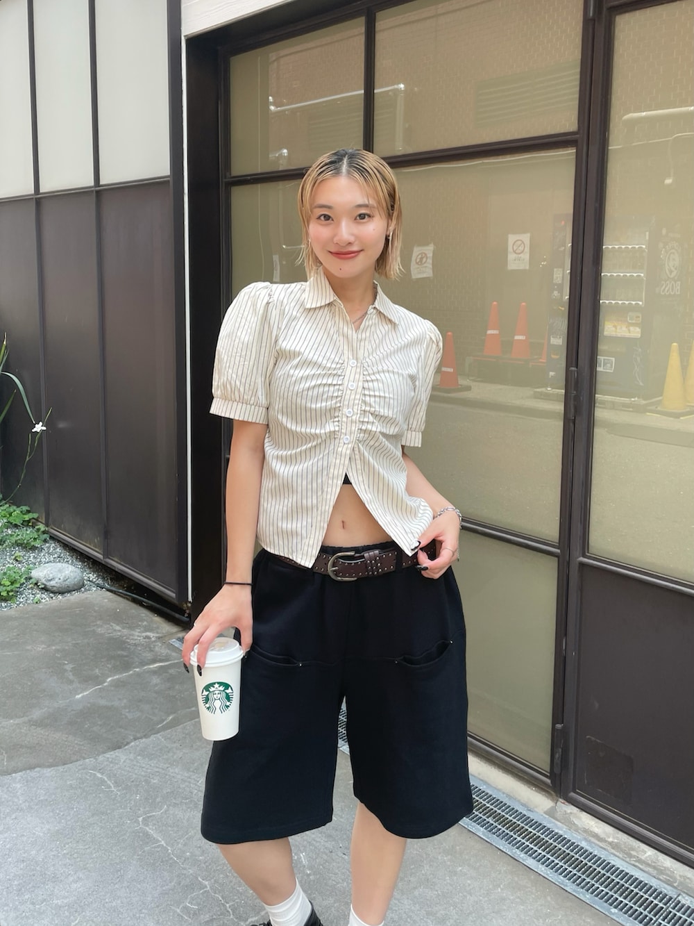 ホワイト系のシャツ/ブラウス、ブラック系のスウェットパンツ、ブラウン系のベルトを着用したレディースの夏コーディネートの3枚目の写真