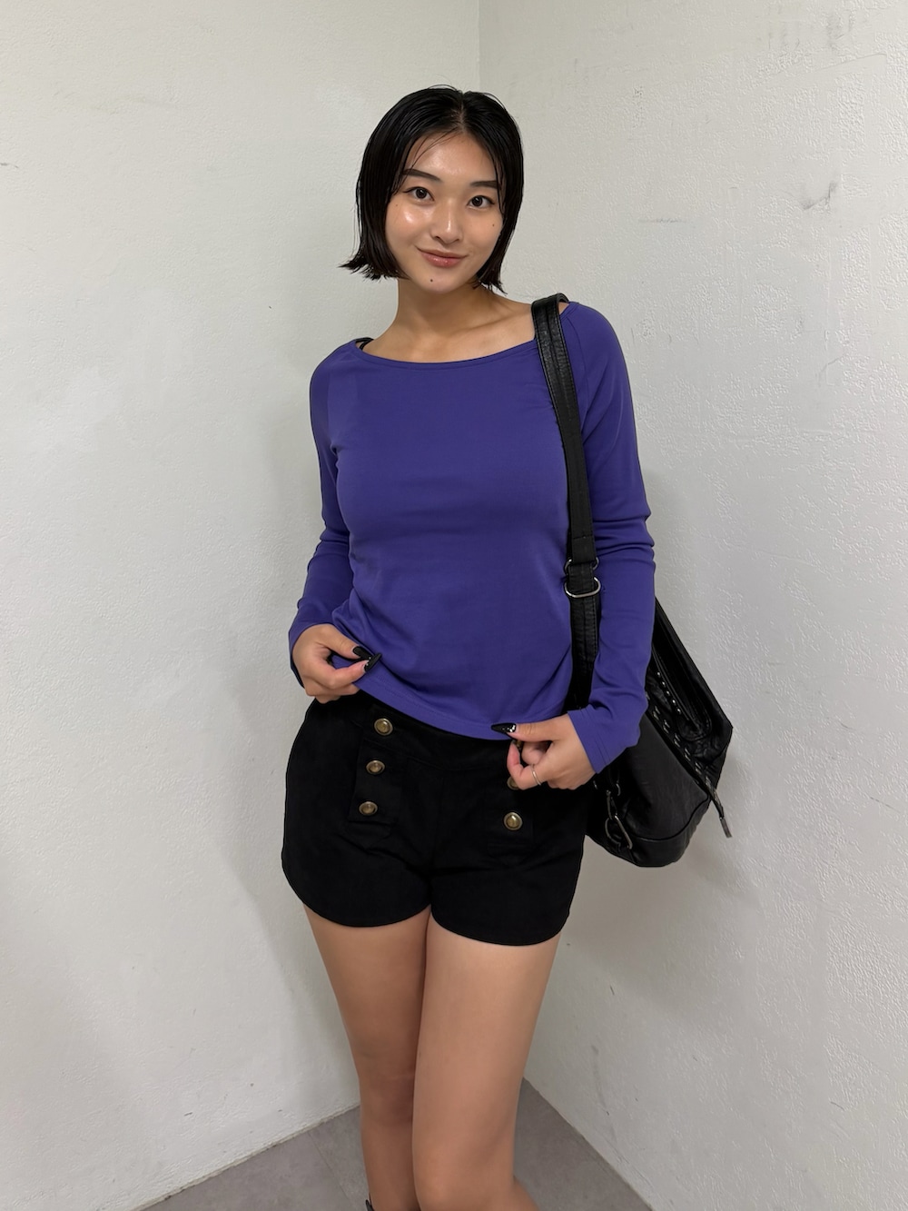 パープル系のTシャツ/カットソー、ブラック系のブーツ、ブラック系のその他パンツを着用したレディースの夏コーディネートの3枚目の写真