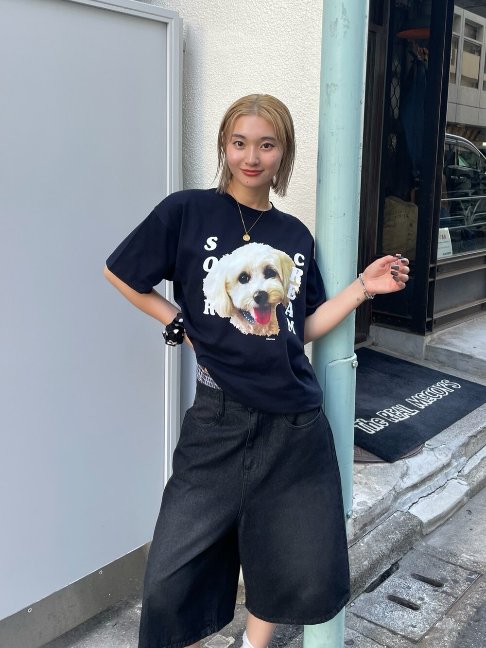 ブルー系のTシャツ/カットソー、ブラック系のデニムパンツを着用したレディースの夏コーディネートの4枚目の写真