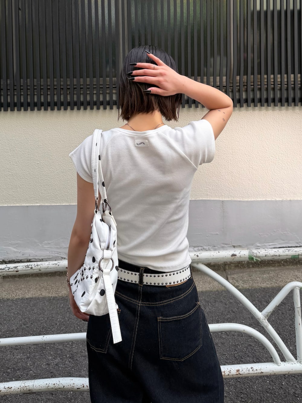 ホワイト系のTシャツ/カットソー、ブルー系のデニムパンツ、ホワイト系のパンプスを着用したレディースの春コーディネートの3枚目の写真