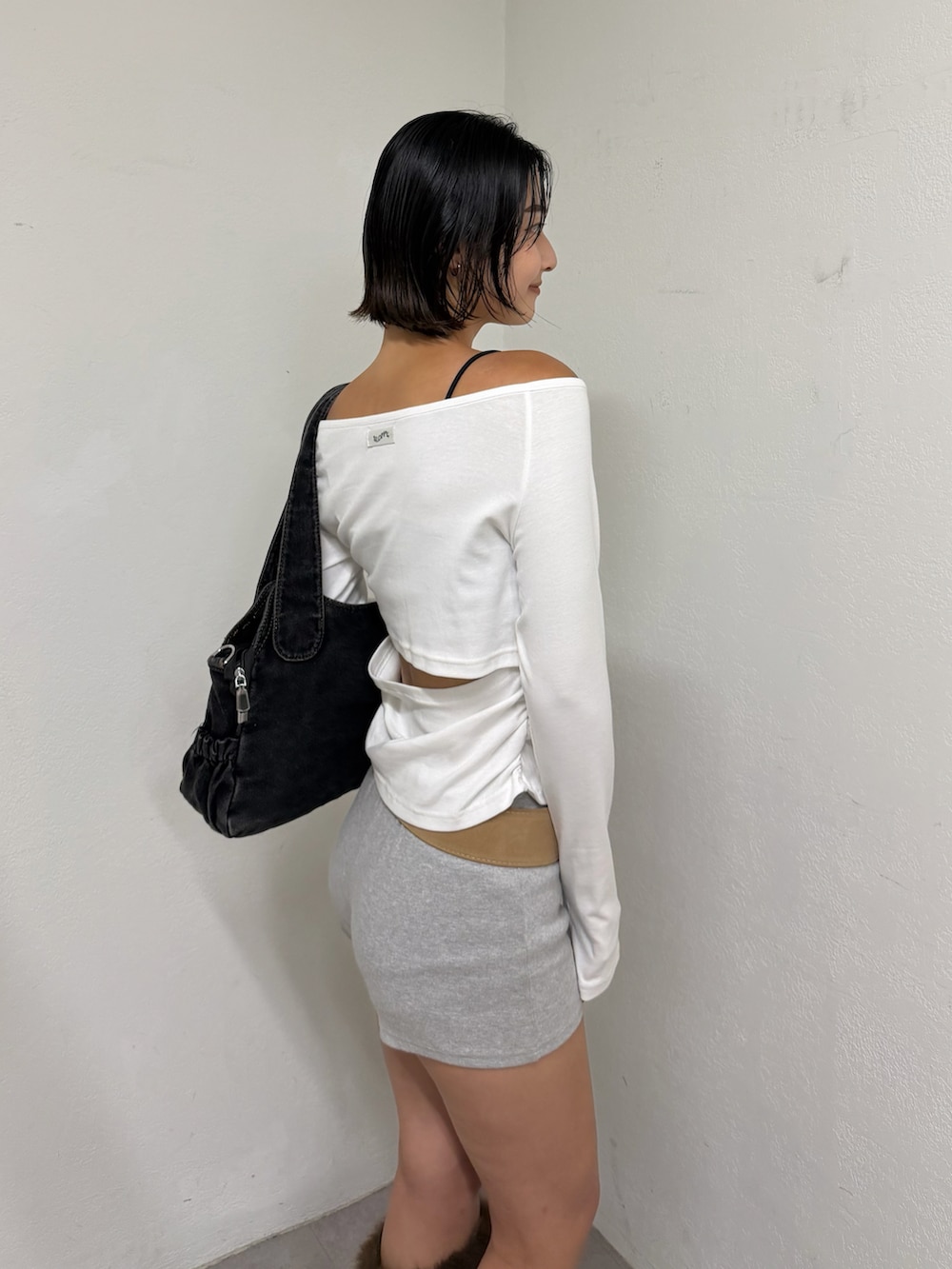 ホワイト系のTシャツ/カットソー、グレー系のその他パンツ、ベージュ系のベルトを着用したレディースの夏コーディネートの4枚目の写真