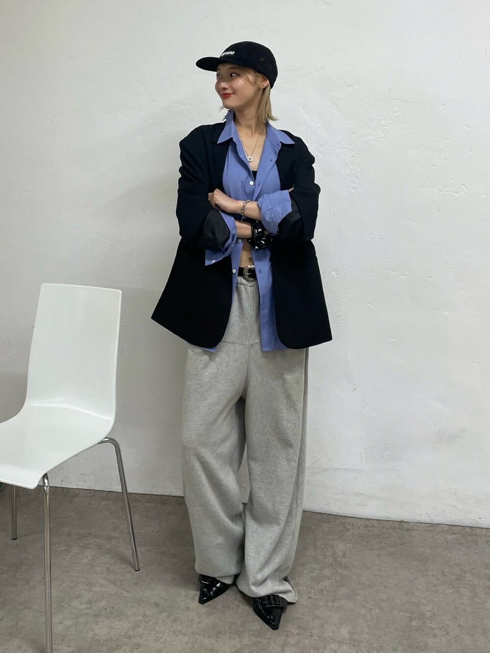 ブルー系のシャツ/ブラウス、ブラック系のテーラードジャケット、グレー系のスウェットパンツを着用したレディースの夏コーディネートの2枚目の写真