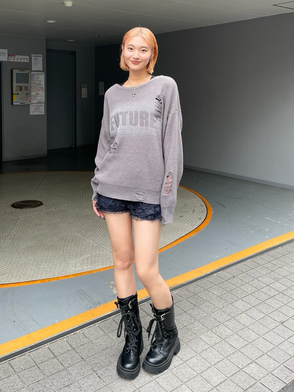 グレー系のニット/セーター、ブルー系のその他パンツ、シルバー系のネックレスを着用したレディースの秋コーディネートの2枚目の写真