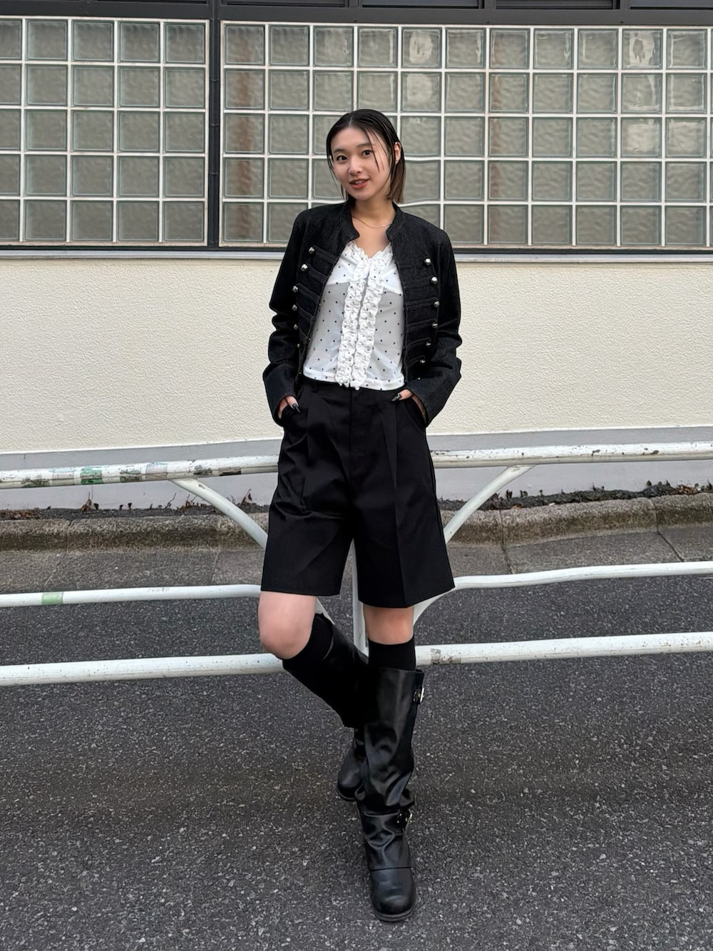 ブラック系のデニムジャケット、ホワイト系のタンクトップを着用したレディースの春コーディネートの2枚目の写真