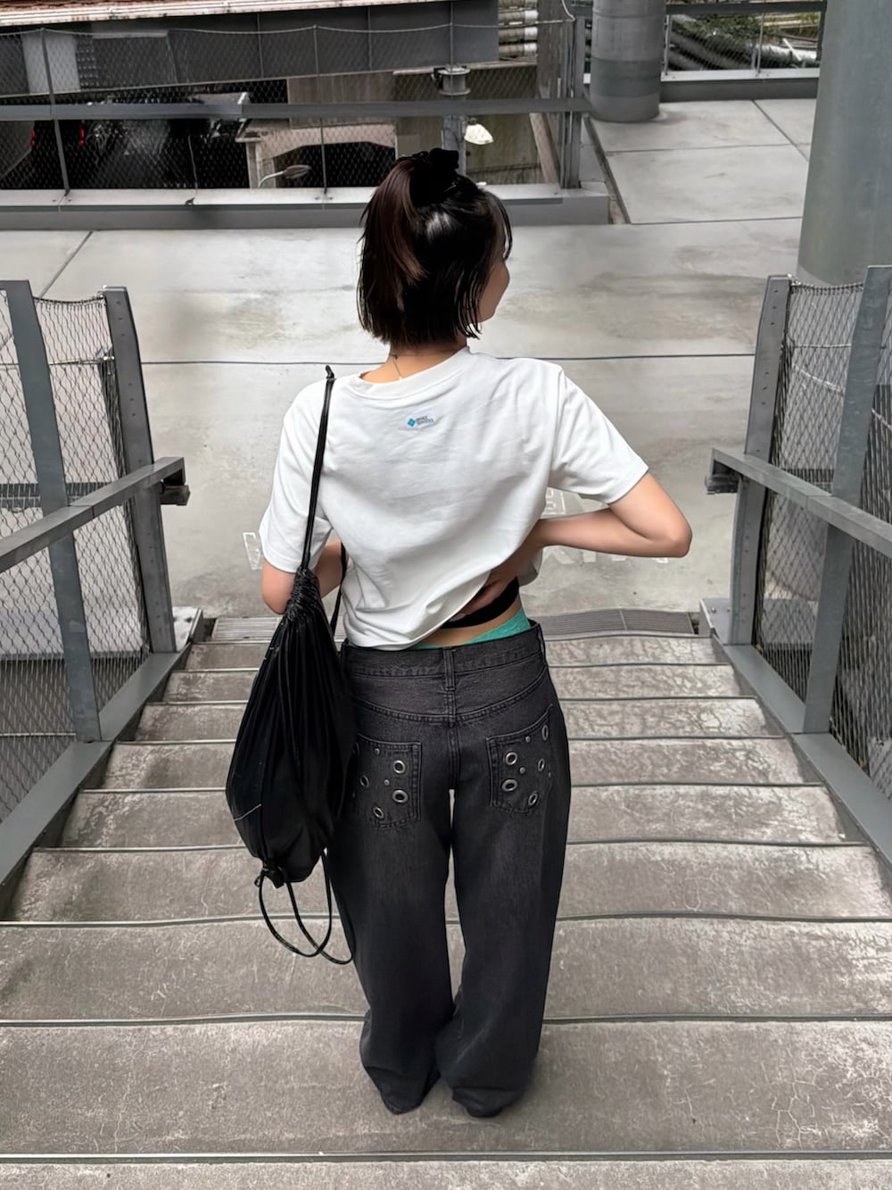 ホワイト系のTシャツ/カットソー、ブラック系のデニムパンツを着用したレディースの夏コーディネートの2枚目の写真