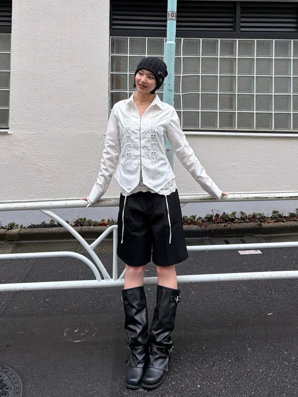 ホワイト系のTシャツ/カットソー、ホワイト系のシャツ/ブラウスを着用したレディースの春コーディネートの2枚目の写真