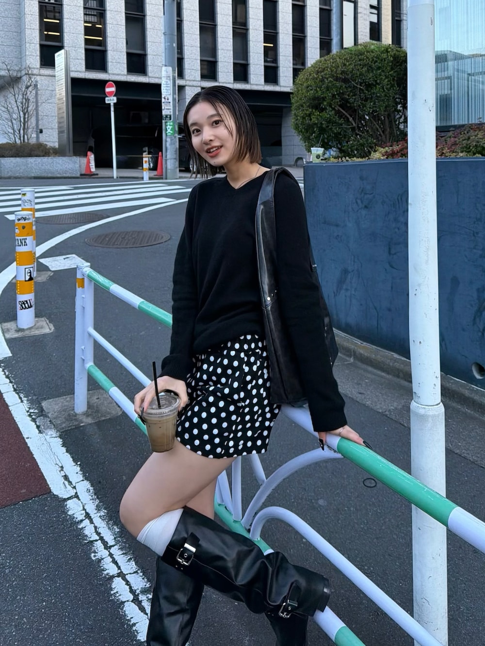 ブラック系のその他パンツを着用したレディースの春コーディネートの4枚目の写真