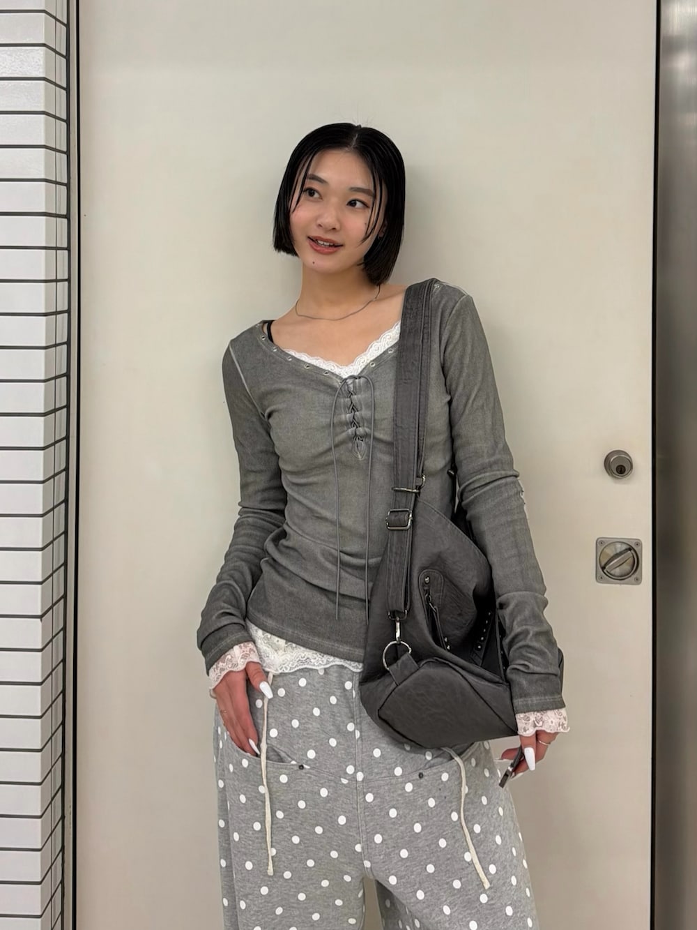 グレー系のTシャツ/カットソー、グレー系のスウェットパンツ、ホワイト系のTシャツ/カットソーを着用したレディースの春コーディネートの3枚目の写真