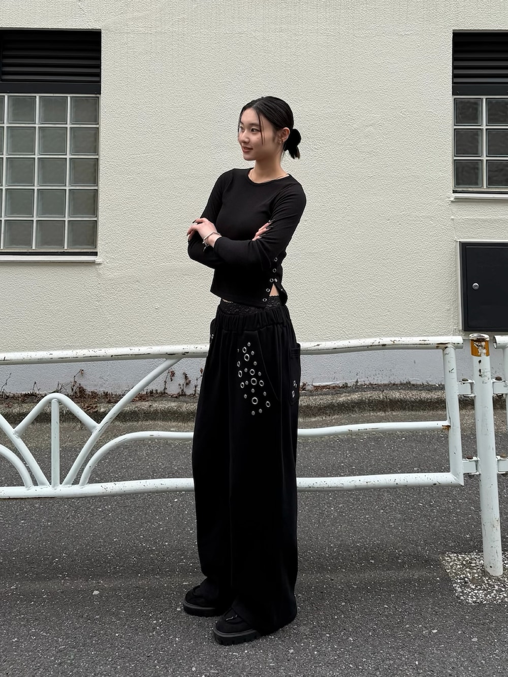 ブラック系のスウェットパンツ、ブラック系のローファーを着用したレディースの春コーディネートの2枚目の写真