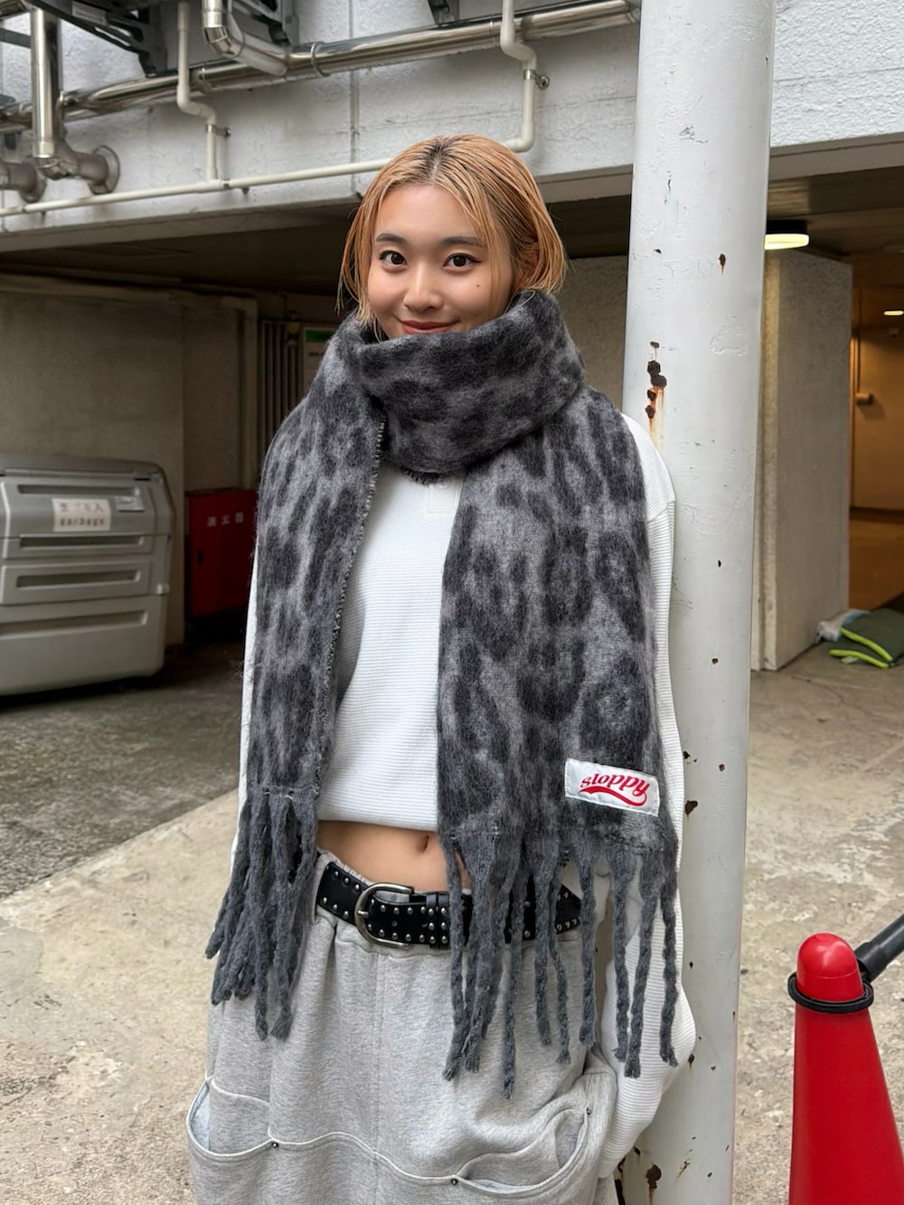 ホワイト系のTシャツ/カットソー、グレー系のスウェットパンツ、グレー系のマフラーを着用したレディースの秋コーディネートの3枚目の写真