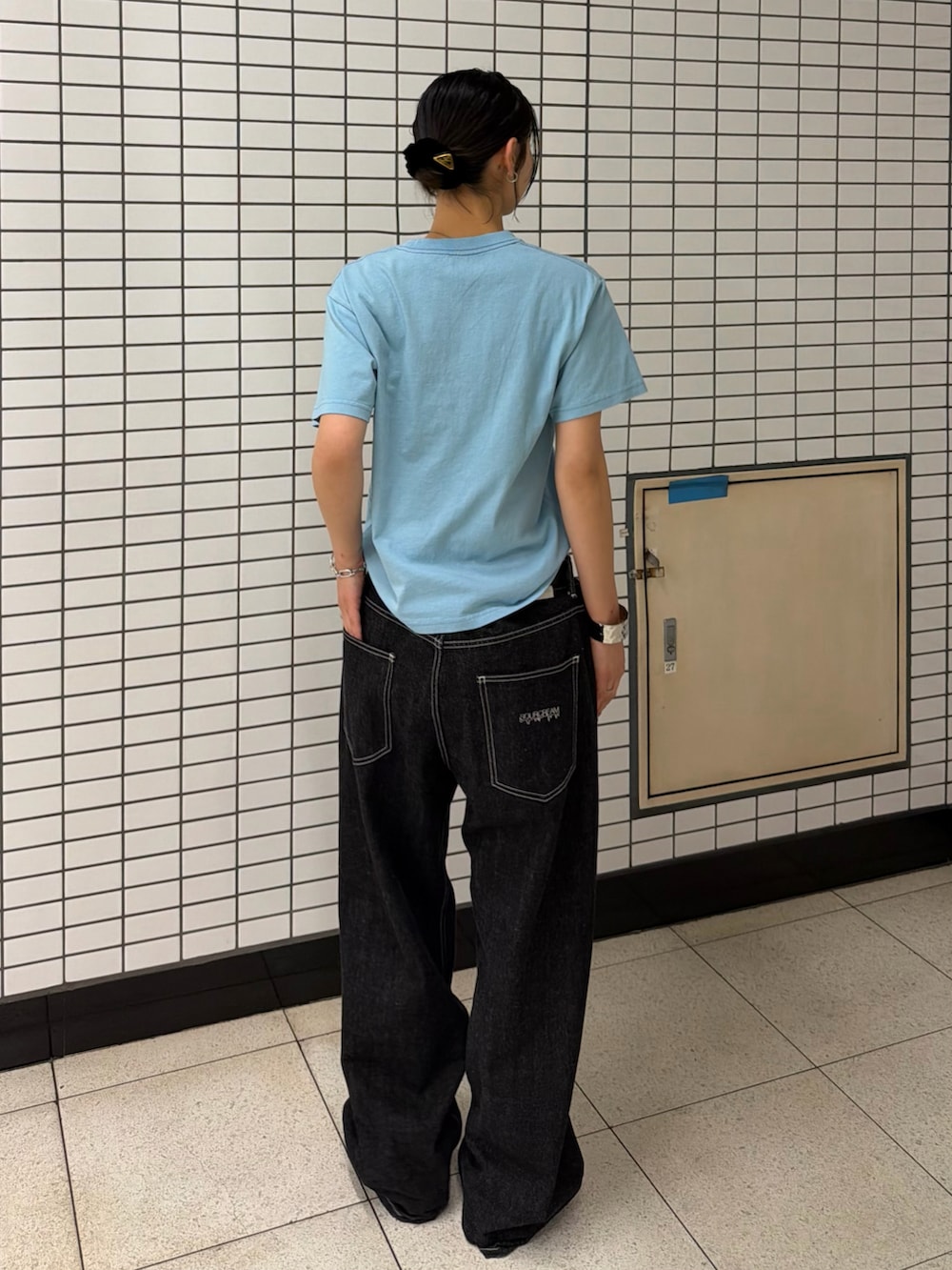 ブルー系のTシャツ/カットソー、ブラック系のデニムパンツを着用したレディースの夏コーディネートの3枚目の写真