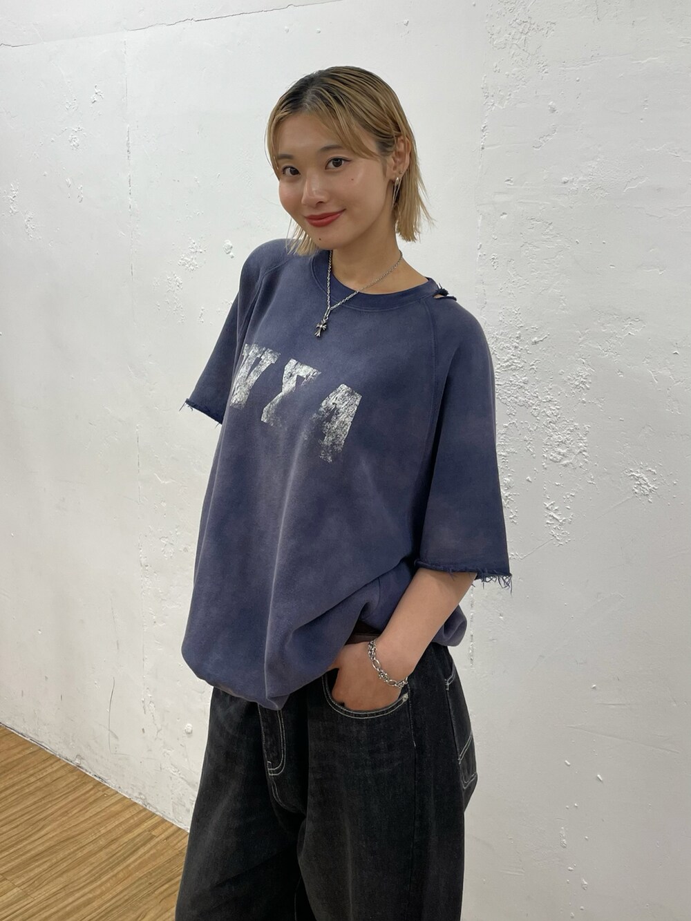 ブルー系のTシャツ/カットソー、ブラック系のデニムパンツ、シルバー系のネックレスを着用したレディースの夏コーディネートの2枚目の写真