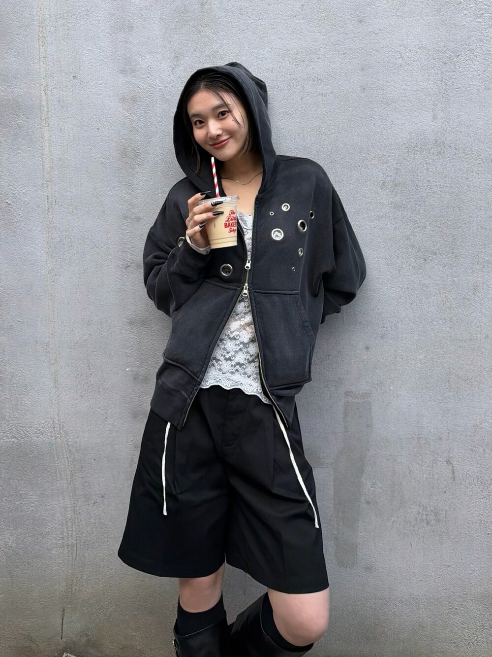 グレー系のパーカー、ホワイト系のTシャツ/カットソーを着用したレディースの春コーディネートの2枚目の写真