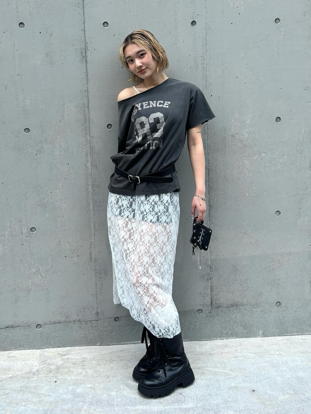 グレー系のTシャツ/カットソー、レッド系のバッグ、ブラック系のその他パンツを着用したレディースの春コーディネートの2枚目の写真